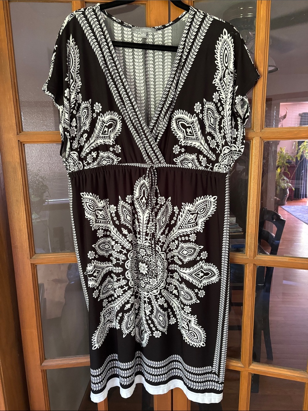 NY Collection Black and White Printed V-Neck Dress